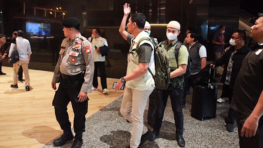 Penyidik KPK usai menggeledah kantor pusat Direktorat Jenderal Pajak (DJP) Kemenkeu di Jakarta, Selasa (13/1/2026). (Bloomberg Technoz/ Andrean)