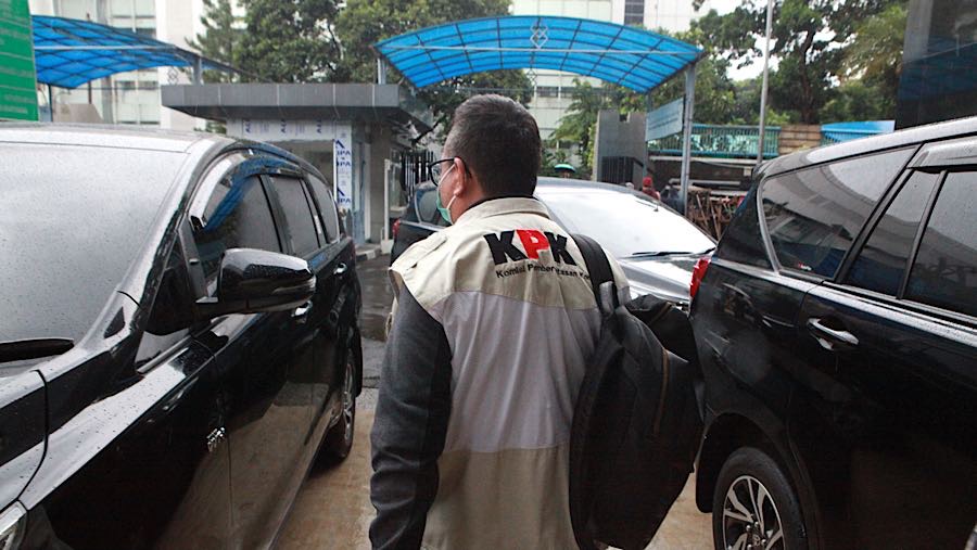 Penyidik KPK usai menggeledah kantor pusat Direktorat Jenderal Pajak (DJP) Kemenkeu di Jakarta, Selasa (13/1/2026). (Bloomberg Technoz/ Andrean)