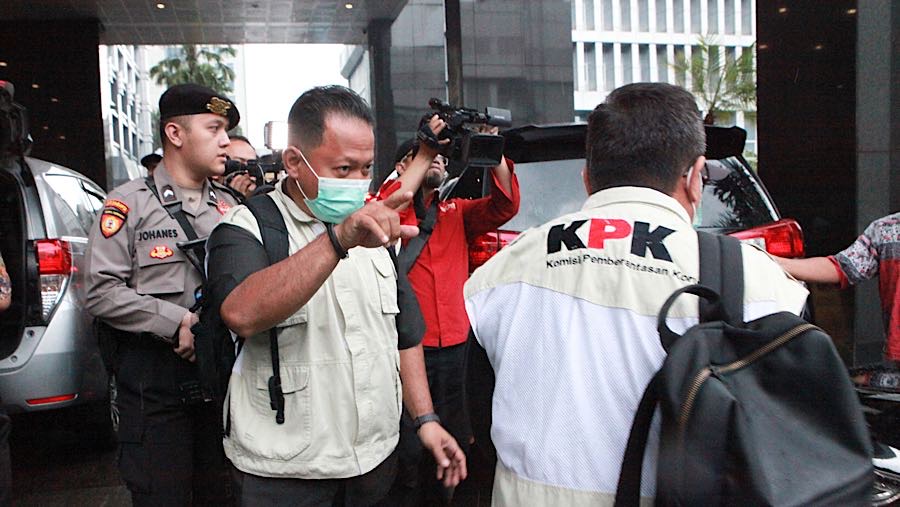 Penyidik KPK usai menggeledah kantor pusat Direktorat Jenderal Pajak (DJP) Kemenkeu di Jakarta, Selasa (13/1/2026). (Bloomberg Technoz/ Andrean)