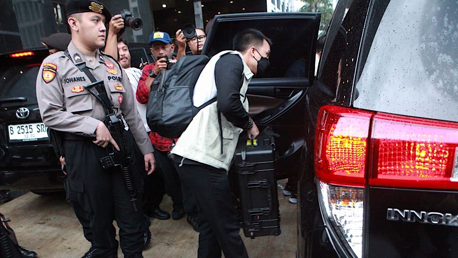 Para penyidik tersebut membawa sejumlah koper usai melakukan penggeledahan. (Bloomberg Technoz/ Andrean)