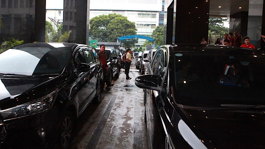 rombongan mobil yang menjemput tim penyidik masuk ke kawasan kantor DJP sekitar pukul 16.30 WIB. (Bloomberg Technoz/ Andrean Kristianto)