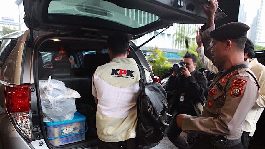 Penyidik KPK usai menggeledah kantor pusat Direktorat Jenderal Pajak (DJP) Kemenkeu di Jakarta, Selasa (13/1/2026). (Bloomberg Technoz/ Andrean)