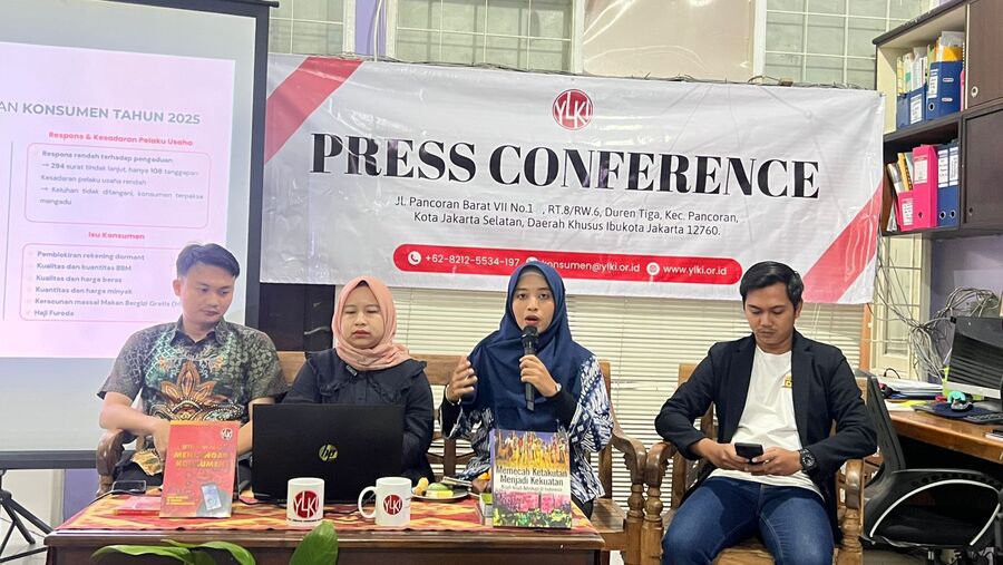 Ketua YLKI, Niti Emiliana (dua dari kanan) dalam acara paparan pengaduan konsumen 2025, Rabu (14/1/2025) (Bloomberg Technoz/Mis Fransiska)