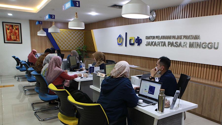 Petugas melayani Wajib Pajak (WP) di KPP Pratama Pasar Minggu, Jakarta, Rabu (14/1/2026). (Bloomberg Technoz/Andrean Kristianto)