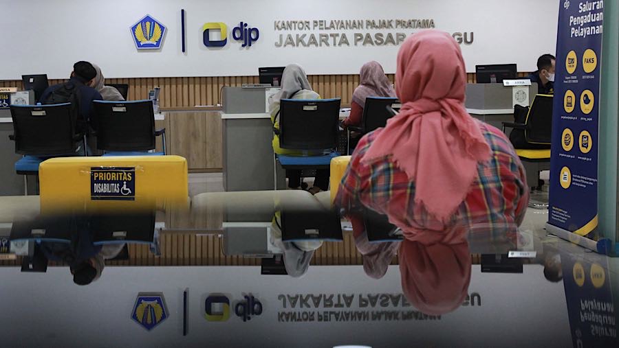 Petugas melayani wajib pajak di KPP Pratama Pasar Minggu, Jakarta, Rabu (14/1/2026). (Bloomberg Technoz/Andrean Kristianto)