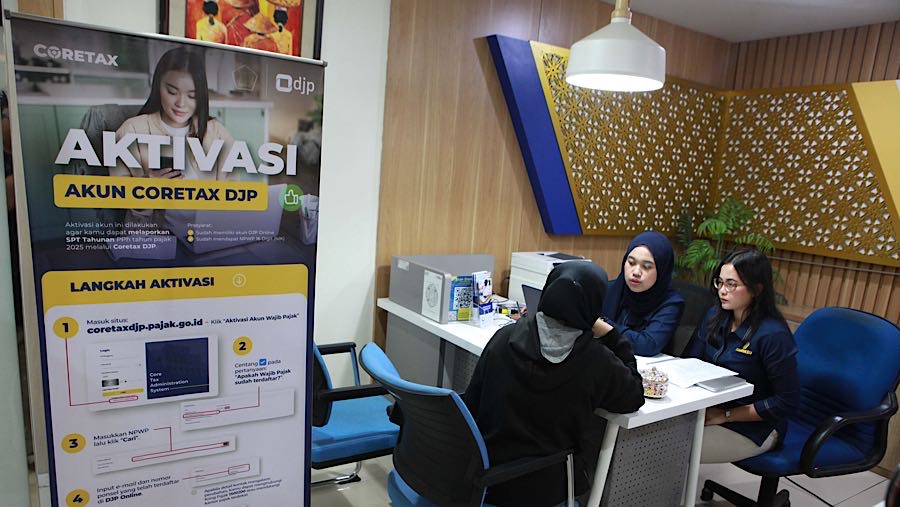 Petugas melayani aktivasi akun Coretax di KPP Pratama Pasar Minggu, Jakarta, Rabu (14/1/2026). (Bloomberg Technoz/Andrean Kristianto)
