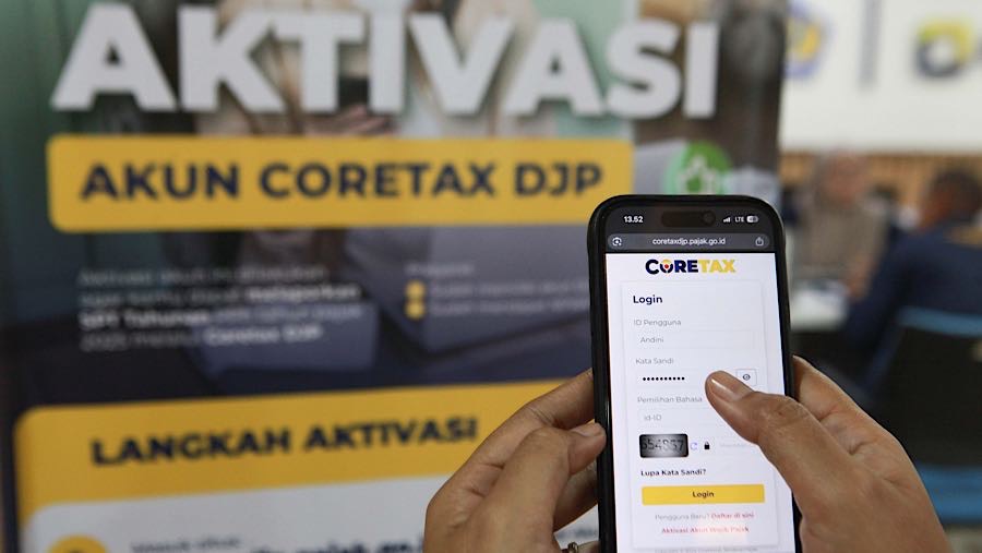 Wajib pajak memgakses website Coretax di KPP Pratama Pasar Minggu, Jakarta, Rabu (14/1/2026). (Bloomberg Technoz/Andrean Kristianto)