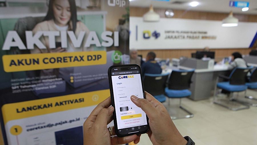 Wajib pajak memgakses website Coretax di KPP Pratama Pasar Minggu, Jakarta, Rabu (14/1/2026). (Bloomberg Technoz/Andrean Kristianto)