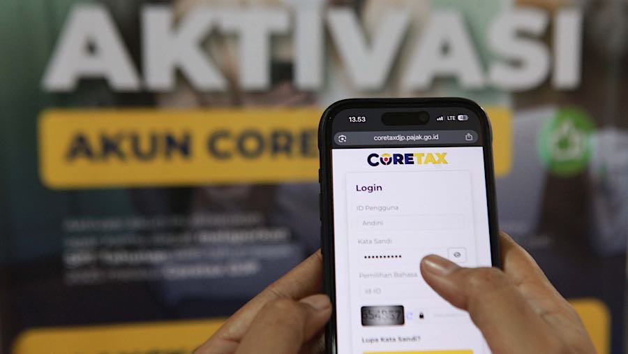 Wajib pajak memgakses website Coretax di KPP Pratama Pasar Minggu, Jakarta, Rabu (14/1/2026). (Bloomberg Technoz/Andrean Kristianto)