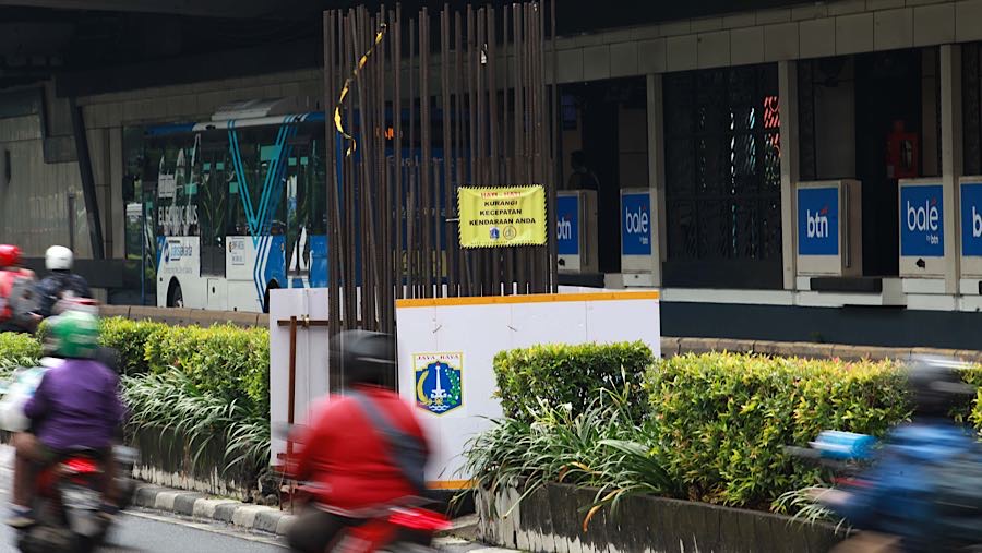 Pekerjaan penataan Jl. HR. Rasuna Said sisi timur ini dilakukan secara bertahap pada malam hari tanpa penutupan jalan. (Bloomberg Technoz/Andrean)