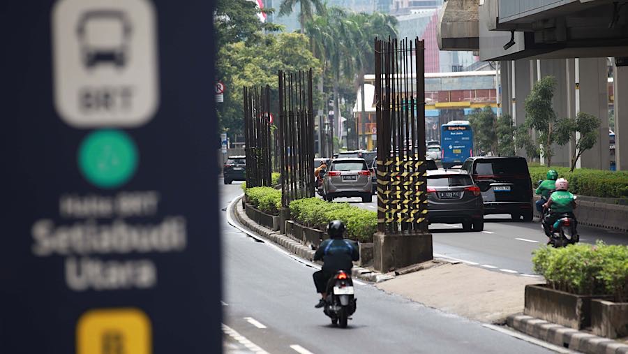 Pemprov DKI Jakarta alan membongkar tiang monorel sepanjang 3,6 km yang mangkrak selama puluhan tahun. (Bloomberg Technoz/ Andrean Kristianto)