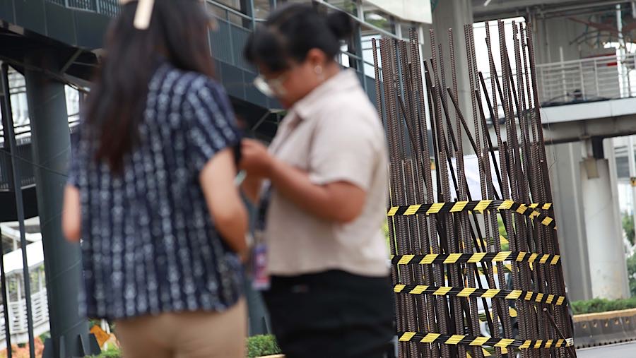 Pemotongan tiang monorel dilakukan dengan skema satu tiang satu malam dan diperkirakan rampung September 2026. (Bloomberg Technoz/Andrean Kristianto)