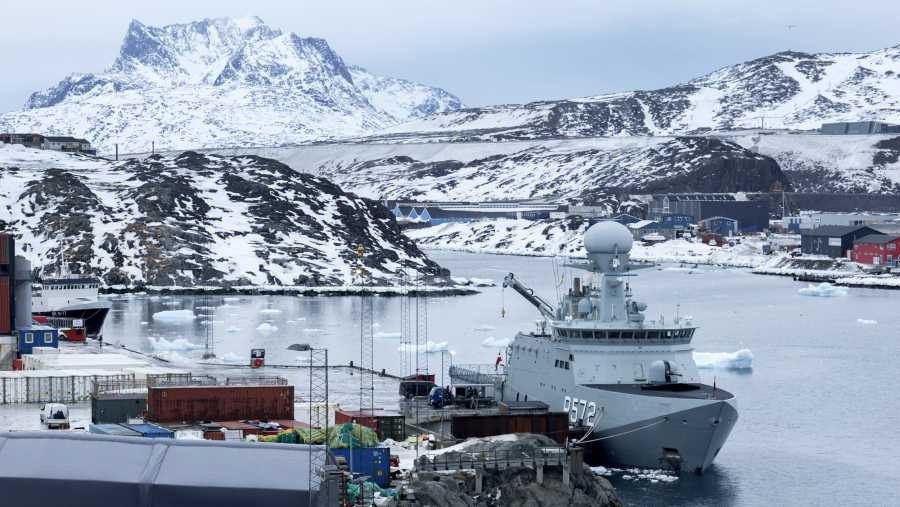Kapal patroli laut lepas milik Angkatan Laut Kerajaan Denmark bersandar di Pelabuhan Nuuk, Greenland. (Joe Raedle/Getty Images/Bloomberg)