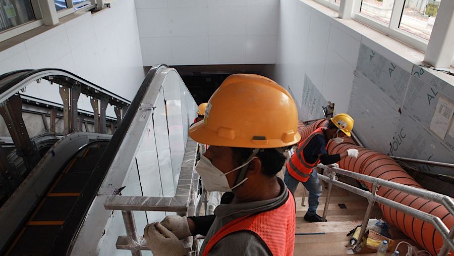 Pekerja menyelesaikan pekerjaan di proyek MRT Fase 2A CP 201 di Jakarta, Kamis (15/1/2026). (Bloomberg Technoz/Andrean Kristianto)