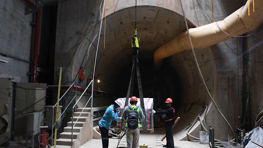 Pada akhir Desember lalu, perkembangannya telah mencapai 55,89 persen.  (Bloomberg Technoz/Andrean Kristianto)