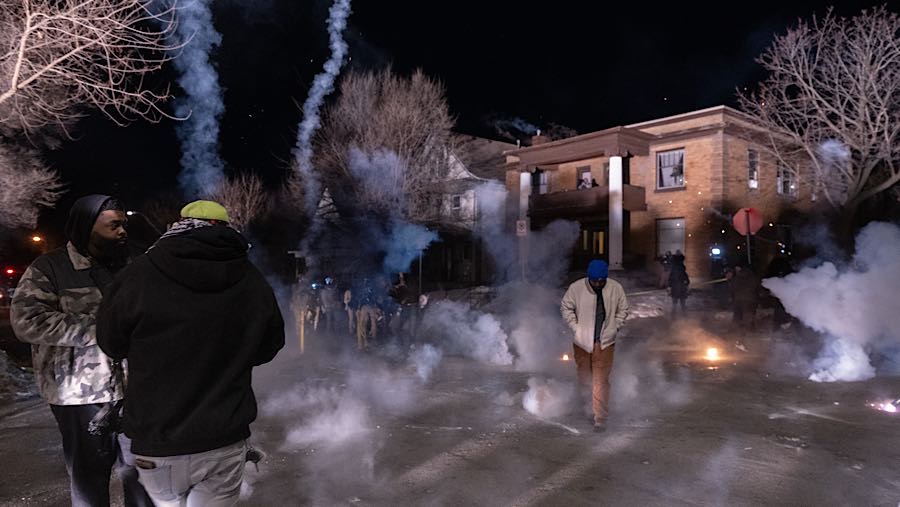 Petugas federal menembakkan gas air mata saat bentrok setelah insiden penembakan di Minneapolis, AS, Rabu (14/1/2026). (Victor J. Blue/Bloomberg)