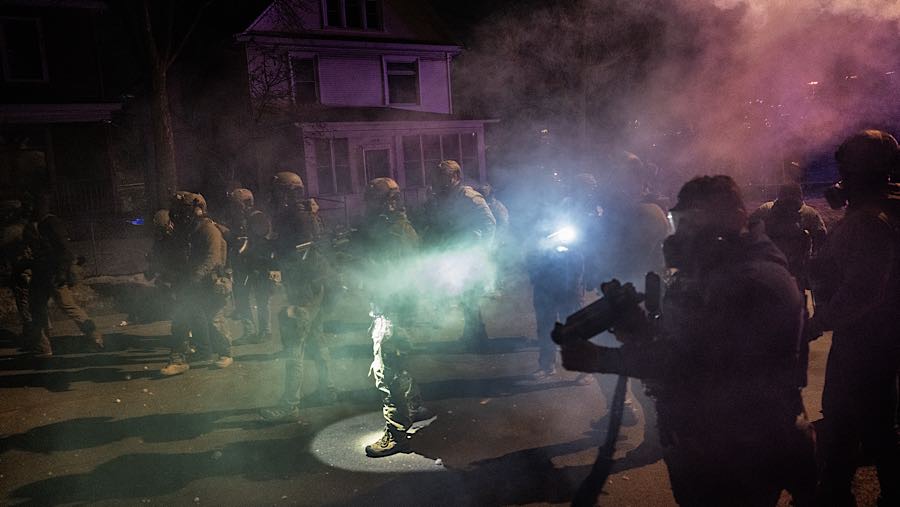 Petugas federal lalu membalas dengan gas air mata dan amunisi pengendali massa hingga larut malam. (Victor J. Blue/Bloomberg)