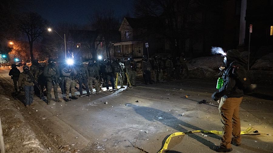 Para demonstran melemparkan batu, bongkahan es, dan kembang api ke arah aparat penegak hukum. (Victor J. Blue/Bloomberg)