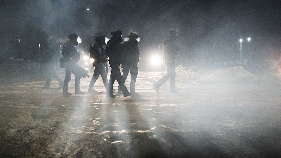 Petugas federal saat bentrokan dengan warga setelah insiden penembakan di Minneapolis, AS, Kamis (15/1/2026). (Victor J. Blue/Bloomberg)
