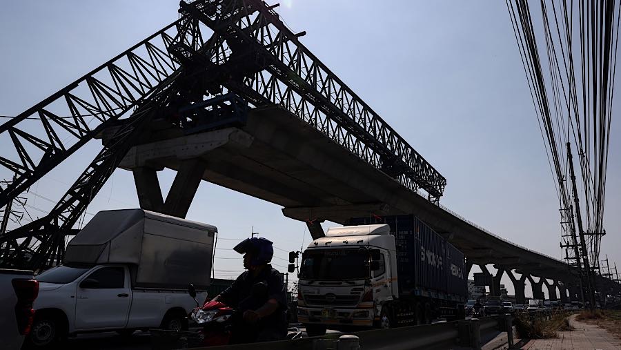 Crane itu ambruk dan jatuh menimpa kereta penumpang yang melintas.  (Valeria Mongelli/Bloomberg)