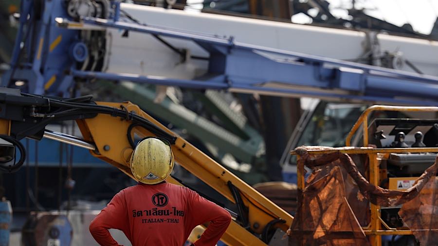 Puing-puing crane konstruksi yang roboh di Samut Sakhon, Thailand, Kamis (16/1/2026). (Valeria Mongelli/Bloomberg)
