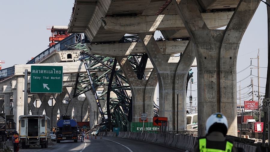 Sebuah crane di lokasi proyek pembangunan jalan layang di pinggiran Bangkok, Thailand ambruk pada Kamis pagi (15/1/2026). (Valeria Mongelli/Bloomberg)