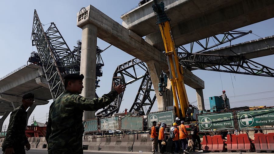 Puing-puing crane konstruksi yang roboh di Samut Sakhon, Thailand, Kamis (16/1/2026). (Valeria Mongelli/Bloomberg)