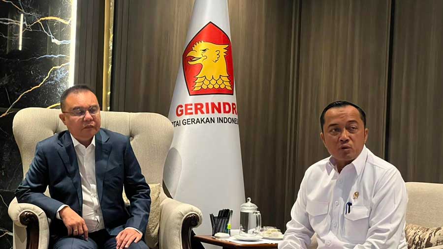 Wakil Ketua DPR Sufmi Dasco bersama Mensesneg Prasetyo Hadi saat konferensi pers RUU Pilkada di DPR (19/1/2026). (Bloomberg Technoz/Mis Fransiska)