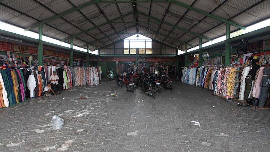 Suasana terlihat lengang, hanya terlihat segelintir pengunjung yang datang untuk sekadar melihat-lihat koleksi kain di sana. (Bloomberg Technoz/Andre)