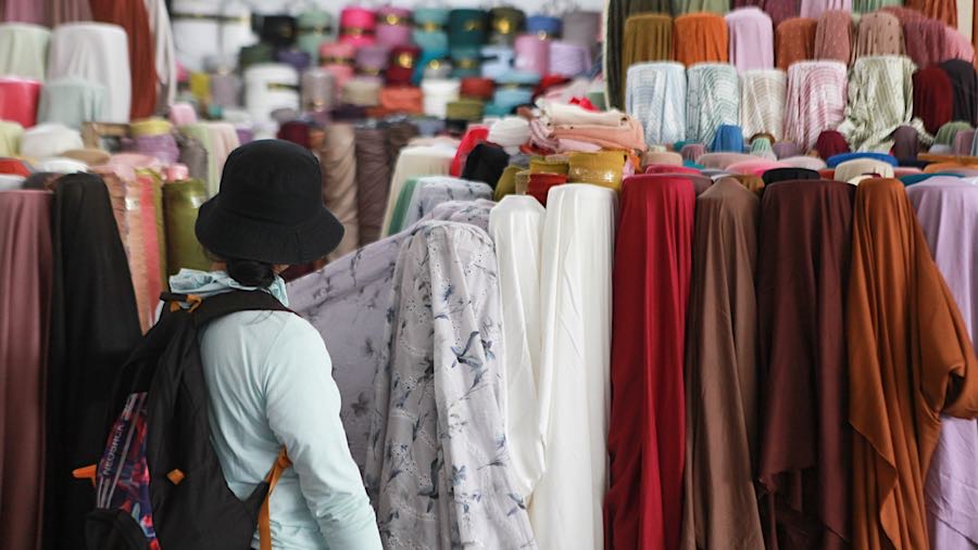 Pasar Cipadu di Tangerang, Banten, yang dikenal sebagai pusat perdagangan tekstil saat ini sedang mengalami penurunan volume penjualan. 