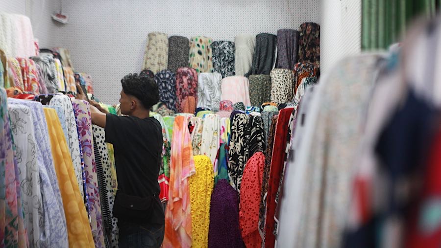 Fenomena kelesuan ekonomi di kawasan tersebut mulai dirasakan oleh para pedagang sejak masa pandemi melanda. (Bloomberg Technoz/ Andrean Kristianto)