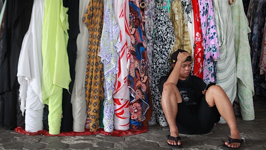 Mayoritas pedagang hanya duduk-duduk menunggu pembeli. (Bloomberg Technoz/ Andrean Kristianto)