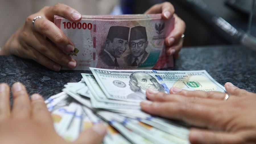 Pertahanan rupiah siang ini tidak kuasa melawan dolar Amerika Serikat (AS). Nilai tukar rupiah ditutup melemah (Bloomberg Technoz/ Andrean Kristianto)
