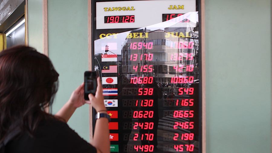 Di pasar offshore, rupiah sudah menyetuh Rp17.006/US$ pada pukul 15:29 WIB.  (Bloomberg Technoz/ Andrean Kristianto)