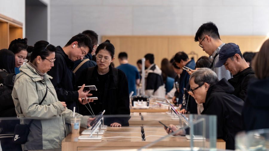 Antrean pengujung di toko Apple di China. Bloomberg