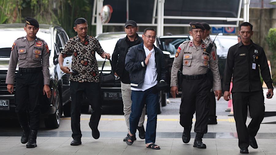 Bupati Pati Sudewo yang terjaring OTT KPK tiba di Gedung Merah Putih KPK, Jakarta, Selasa (20/1/2026). (Bloomberg Technoz/Andrean Kristianto)