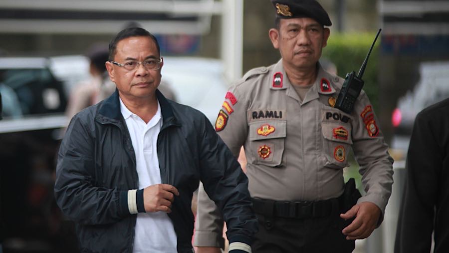 Sudewo tiba di KPK pukul 10.36, ia mengenakan baju berkerah berwana putih dan jaket hitam. (Bloomberg Technoz/Andrean Kristianto)