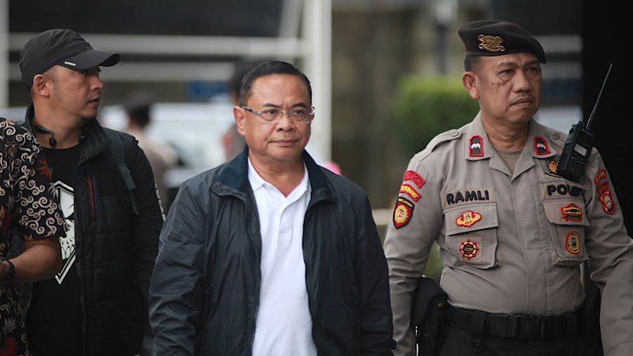Bupati Pati Sudewo yang tertangkap OTT KPK tiba di Gedung Merah Putih KPK, Jakarta, Selasa (20/1/2026). (Bloomberg Technoz/Andrean Kristianto)
