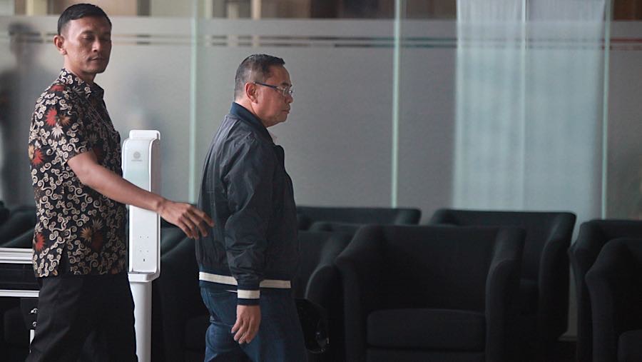 Bupati Pati Sudewo yang tertangkap OTT KPK tiba di Gedung Merah Putih KPK, Jakarta, Selasa (20/1/2026). (Bloomberg Technoz/Andrean Kristianto)