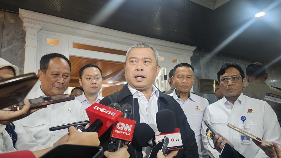 Menteri Perhubungan Dudy Purwagandhi di Kompleks Parlemen, Selasa (20/1/2026).(Bloomberg Technoz/ Mis Fransiska) 
