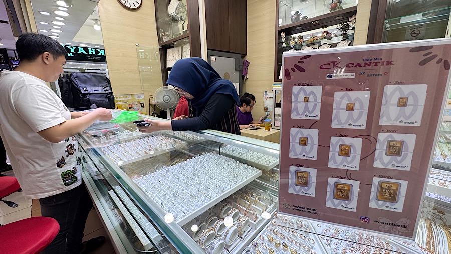Calon pembeli melihat emas perhiasan di salah satu toko emas di Cikini Gold Center, Jakarta, Kamis (21/1/2026). (Bloomberg Technoz/Andrean Kristianto)