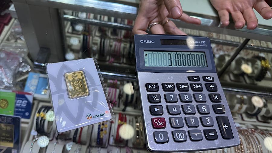 Namun beberapa toko ada juga yang menjual emas batangan Antam 10gram seharga Rp31.000.000. (Bloomberg Technoz/Andrean Kristianto)