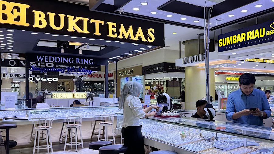 Di toko Bukit Emas, Logam Mulia Antam 10gram dibanderol seharga Rp32.320.000. (Bloomberg Technoz/Andrean Kristianto)