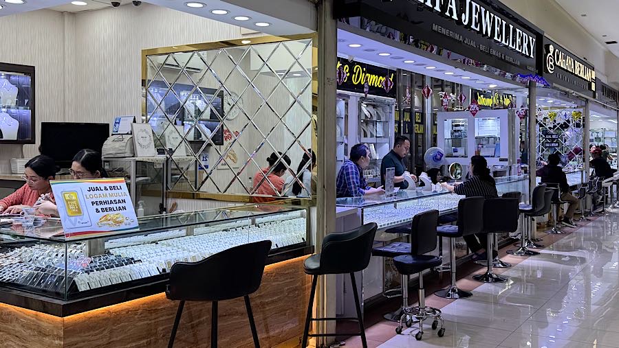 Harga emas batangan Antam ukuran 10 gram di pasar daring dan luring mengalami kenaikan signifikan hingga melampaui harga resmi. 