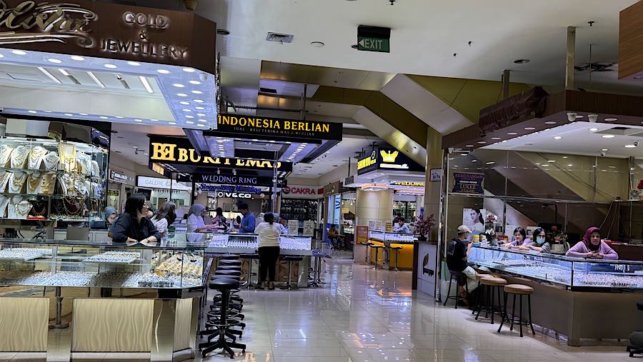 Calon pembeli melihat emas perhiasan di salah satu toko emas di Cikini Gold Center, Jakarta, Kamis (21/1/2026). (Bloomberg Technoz/Andrean Kristianto)