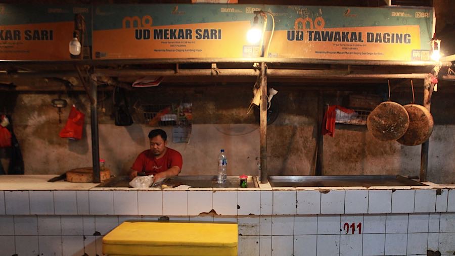 Tak hanya pedagang daging sapi, penjual daging kambing pun ikut tak berjualan sebagai bentuk solidaritas. (Bloomberg Technoz/Andrean Kristianto)