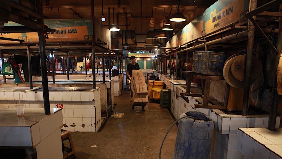 Mereka mengeluhkan harga daging sapi yang naik hingga Rp135 ribu/kg. (Bloomberg Technoz/Andrean Kristianto)