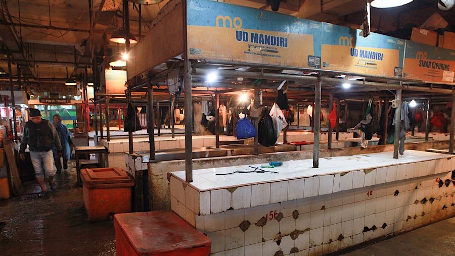 Kondisi di los daging, Pasar Senen terlihat kosong, hanya ada beberapa pedagang yang duduk-duduk. (Bloomberg Technoz/Andrean Kristianto)