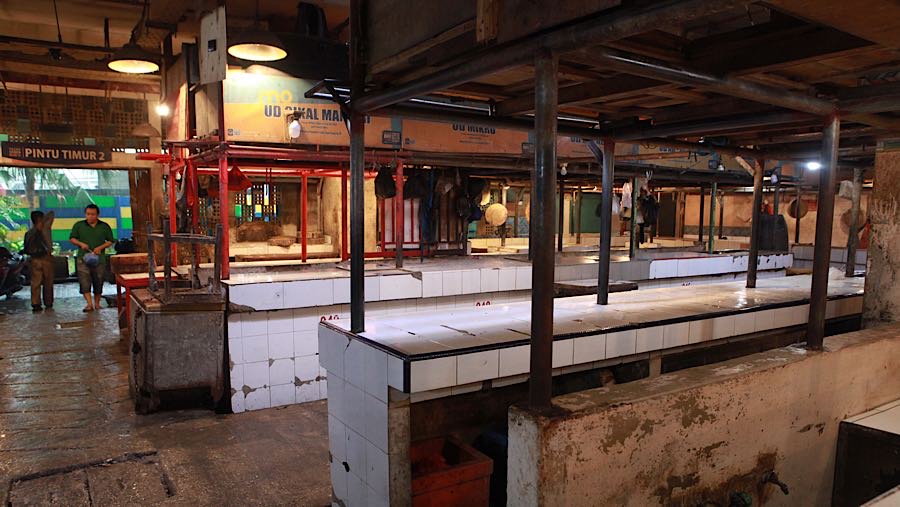 Pengunjung melewati lapak pedagang daging sapi yang mogok jualan di Pasar Senen, Jakarta, Kamis (22/1/2026). (Bloomberg Technoz/Andrean Kristianto)