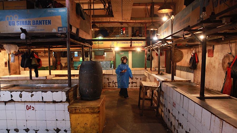 Pengunjung melewati lapak pedagang daging sapi yang mogok jualan di Pasar Senen, Jakarta, Kamis (22/1/2026). (Bloomberg Technoz/Andrean Kristianto)
